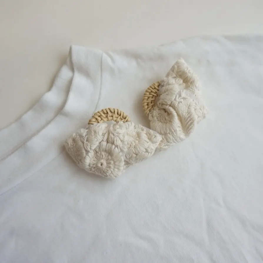 夏のおでかけ インド刺繍リボン（ホワイト大）×ラタン 大ぶり ピアス — 3枚目