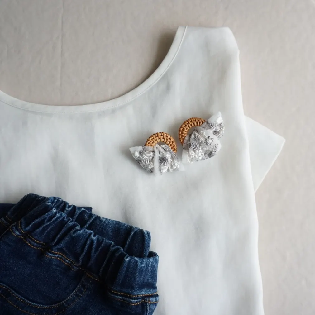 夏のおでかけ インド刺繍リボン（グレー）×ラタン 大ぶり — 4枚目