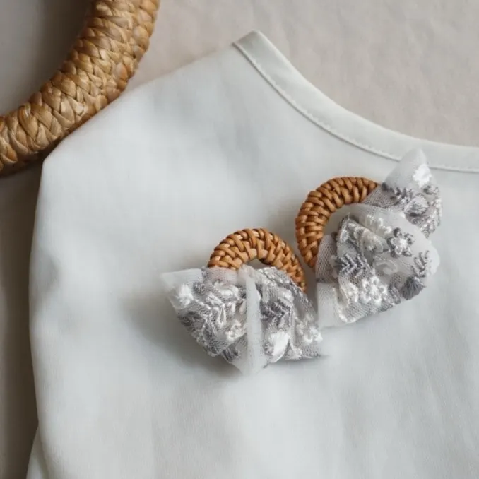 夏のおでかけ インド刺繍リボン（グレー）×ラタン 大ぶり — 5枚目