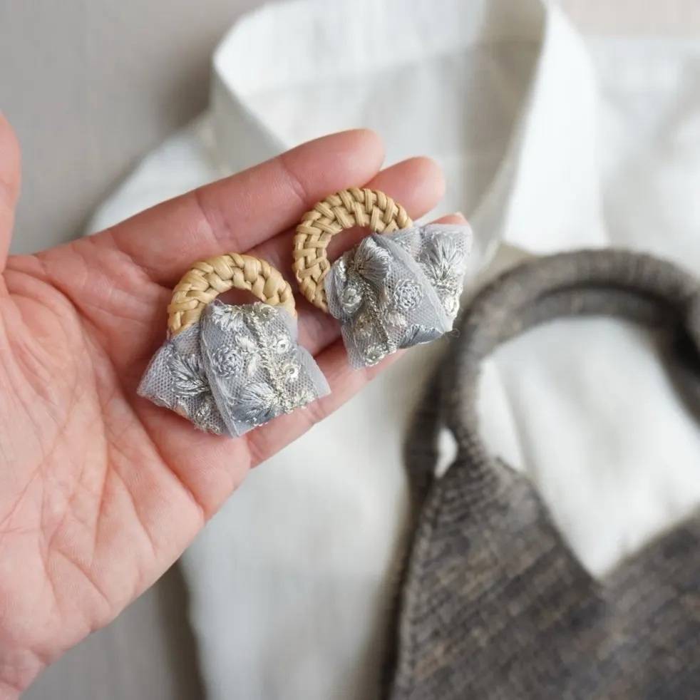 夏のおでかけ インド刺繍リボン（水色＋）×ラタン 大ぶり — 3枚目