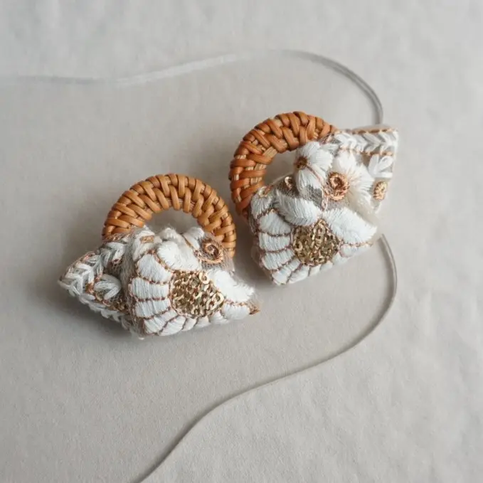 夏のおでかけ インド刺繍リボン （ベージュ） × ラタン 大ぶり