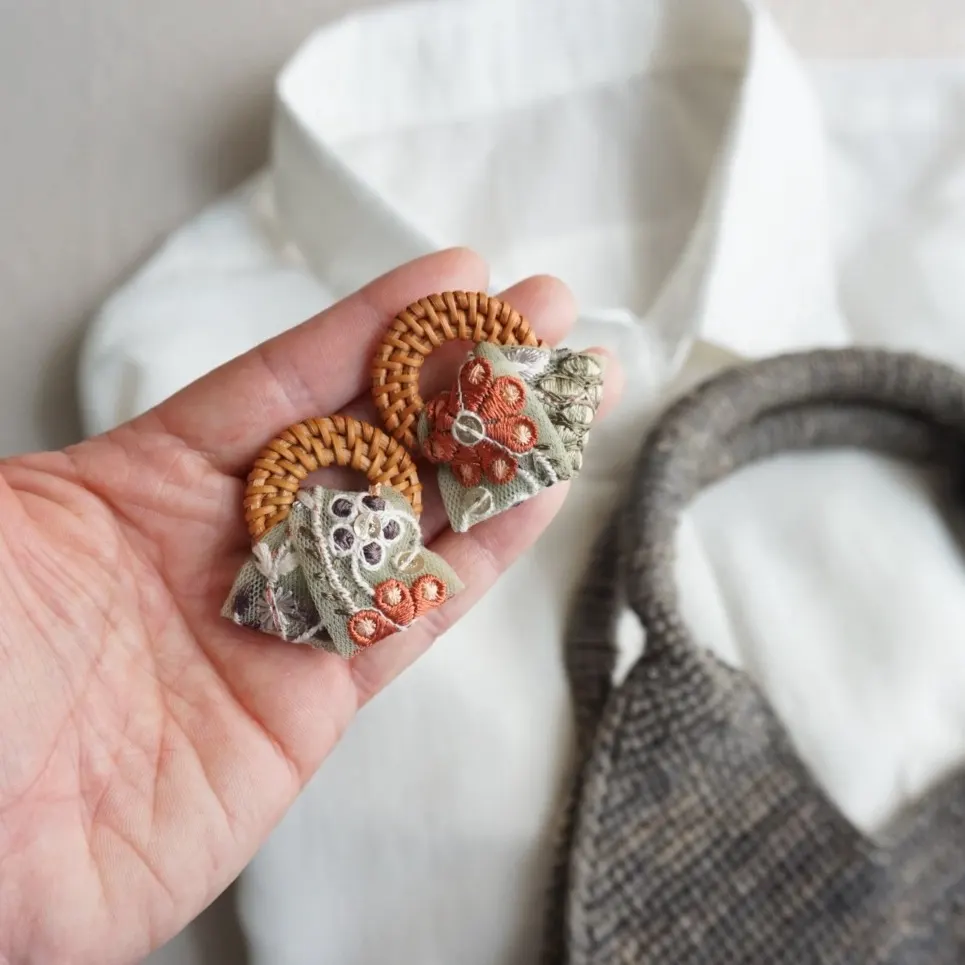 夏のおでかけ インド刺繍リボン （ミントグリーン） × ラタン 大ぶり — 3枚目
