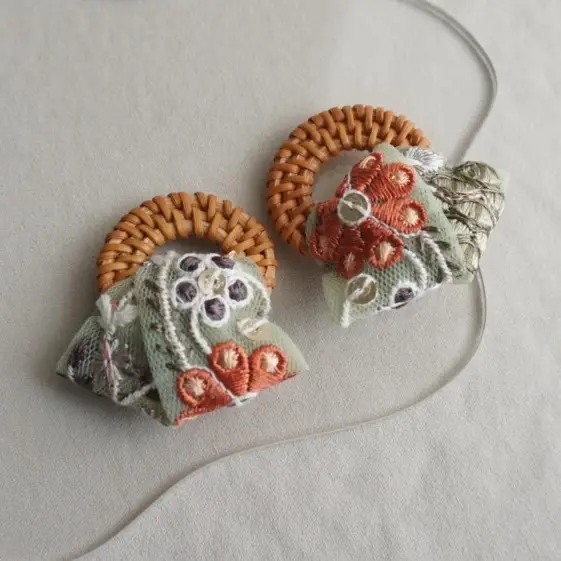 夏のおでかけ インド刺繍リボン （ミントグリーン） × ラタン 大ぶり