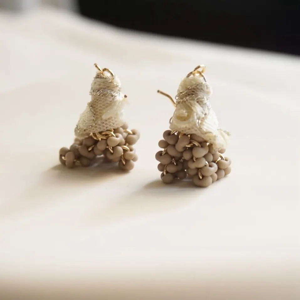 インド刺繍リボン （ホワイト） × つぶつぶビーズ カフェオレカラー — 7枚目