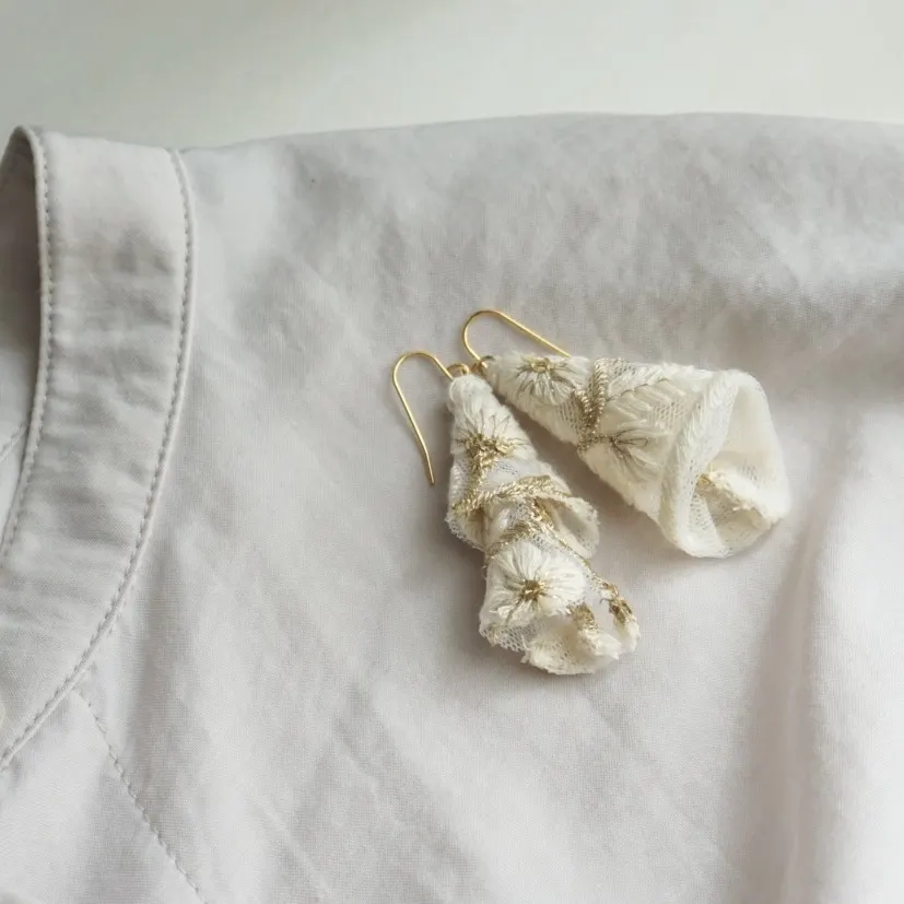 アシメトリー インド刺繍リボン× ホワイト 大ぶり — 4枚目