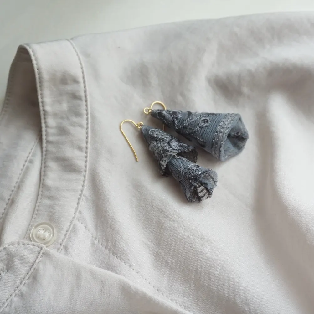 アシメトリー インド刺繍リボン× くすみブルー 大ぶり — 4枚目