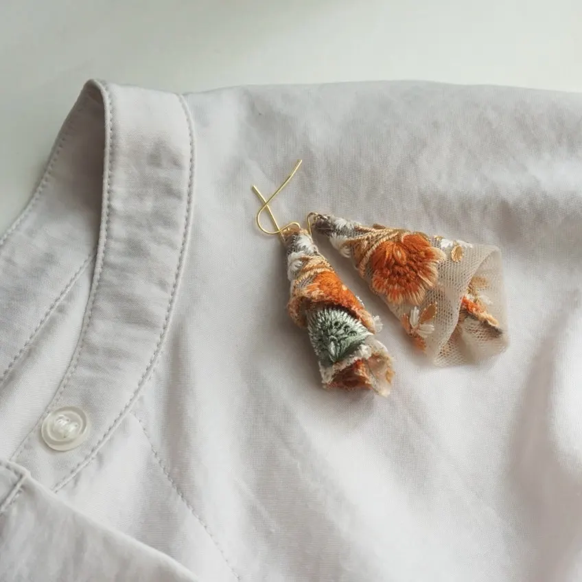 アシメトリー インド刺繍リボン× くすみオレンジ 大ぶり — 4枚目
