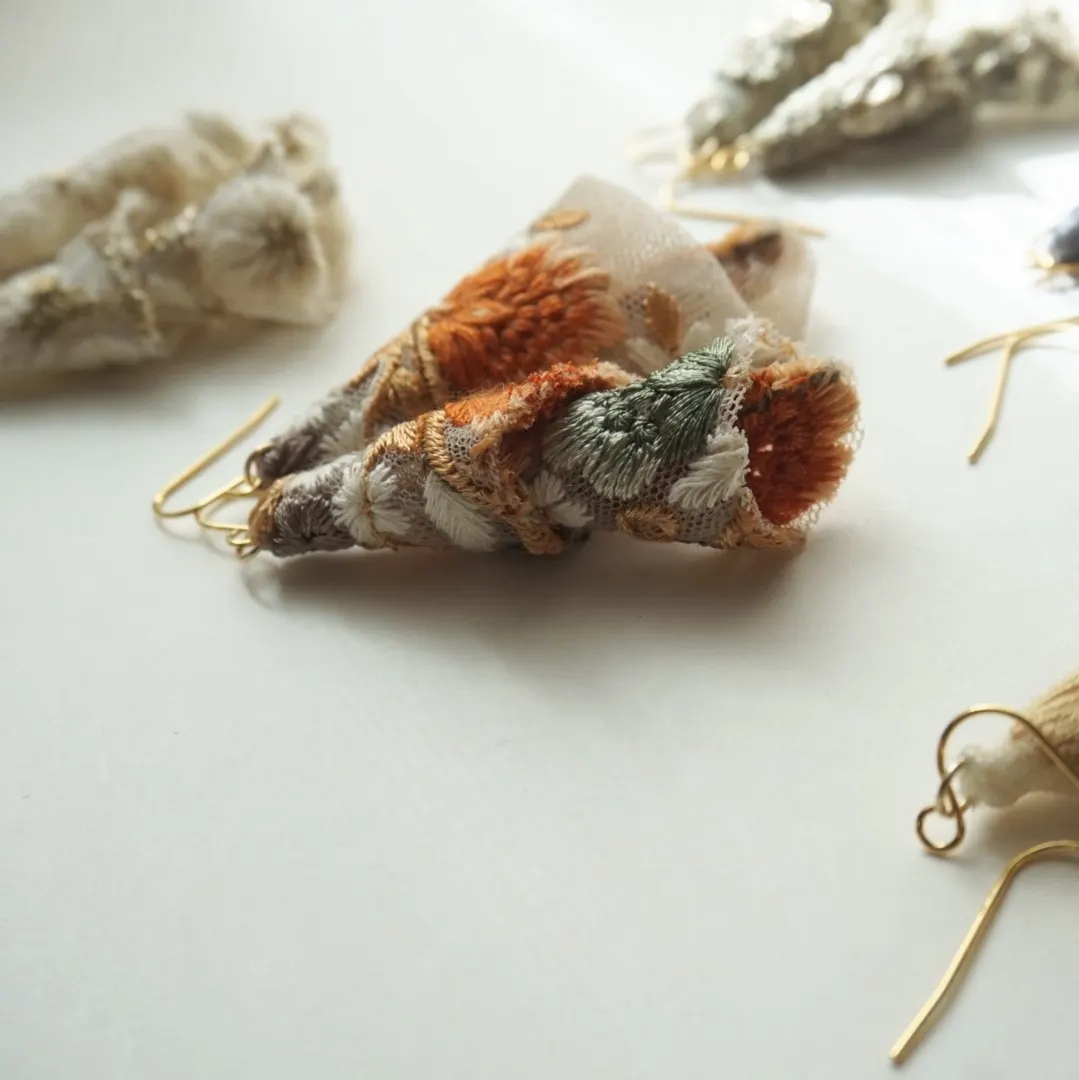 アシメトリー インド刺繍リボン× くすみオレンジ 大ぶり — 9枚目