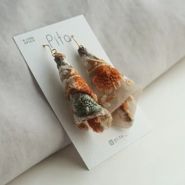 アシメトリー インド刺繍リボン× くすみオレンジ 大ぶり