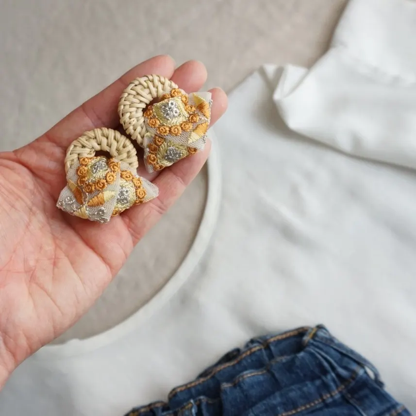 夏のおでかけ インド刺繍リボン （ひまわり） × ラタン 大ぶり — 3枚目
