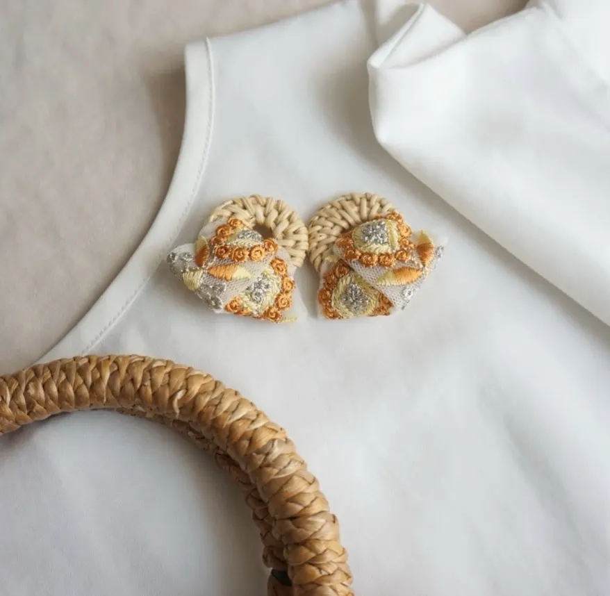 夏のおでかけ インド刺繍リボン （ひまわり） × ラタン 大ぶり — 5枚目