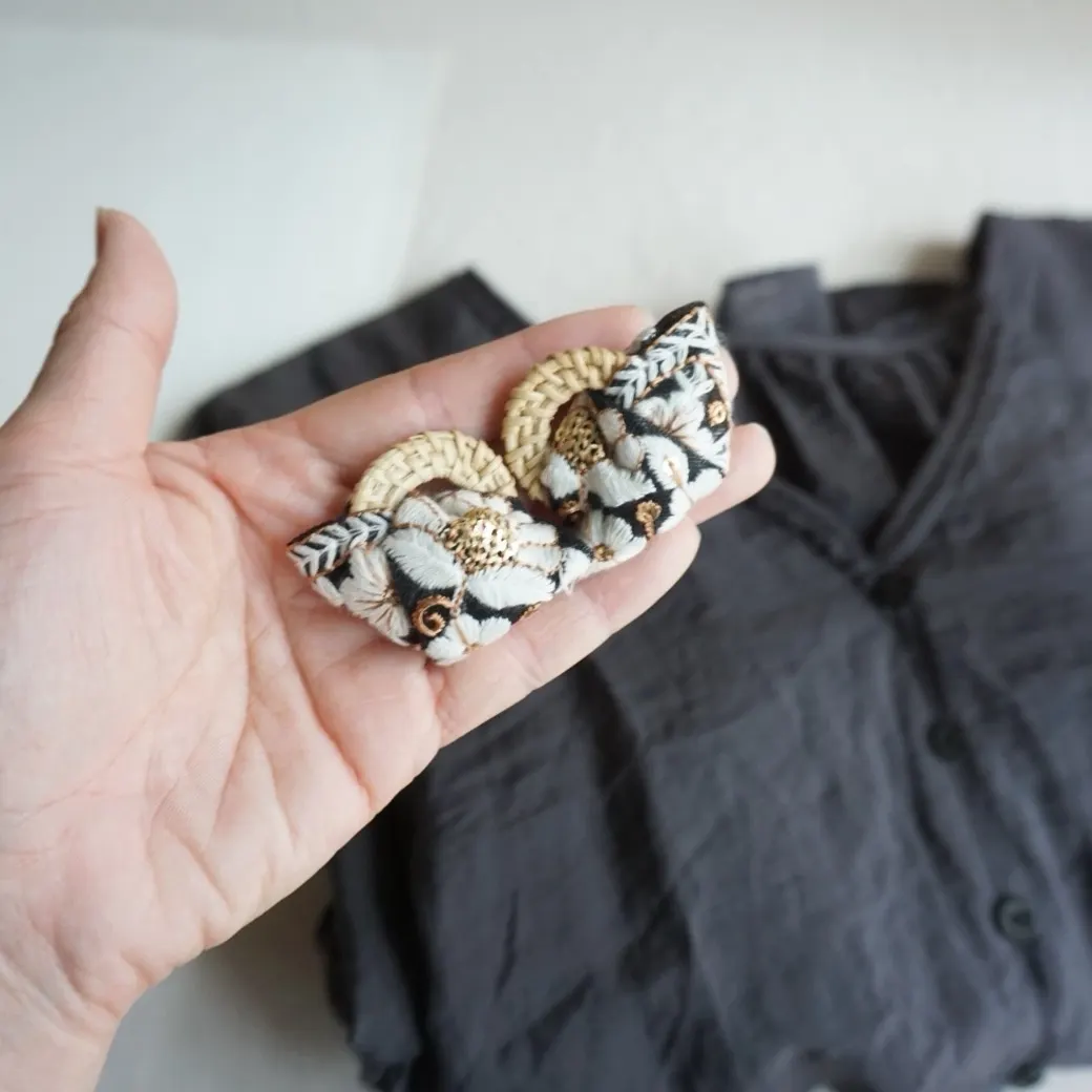 夏のおでかけ インド刺繍リボン （ブラック） × ラタン 大ぶり — 3枚目