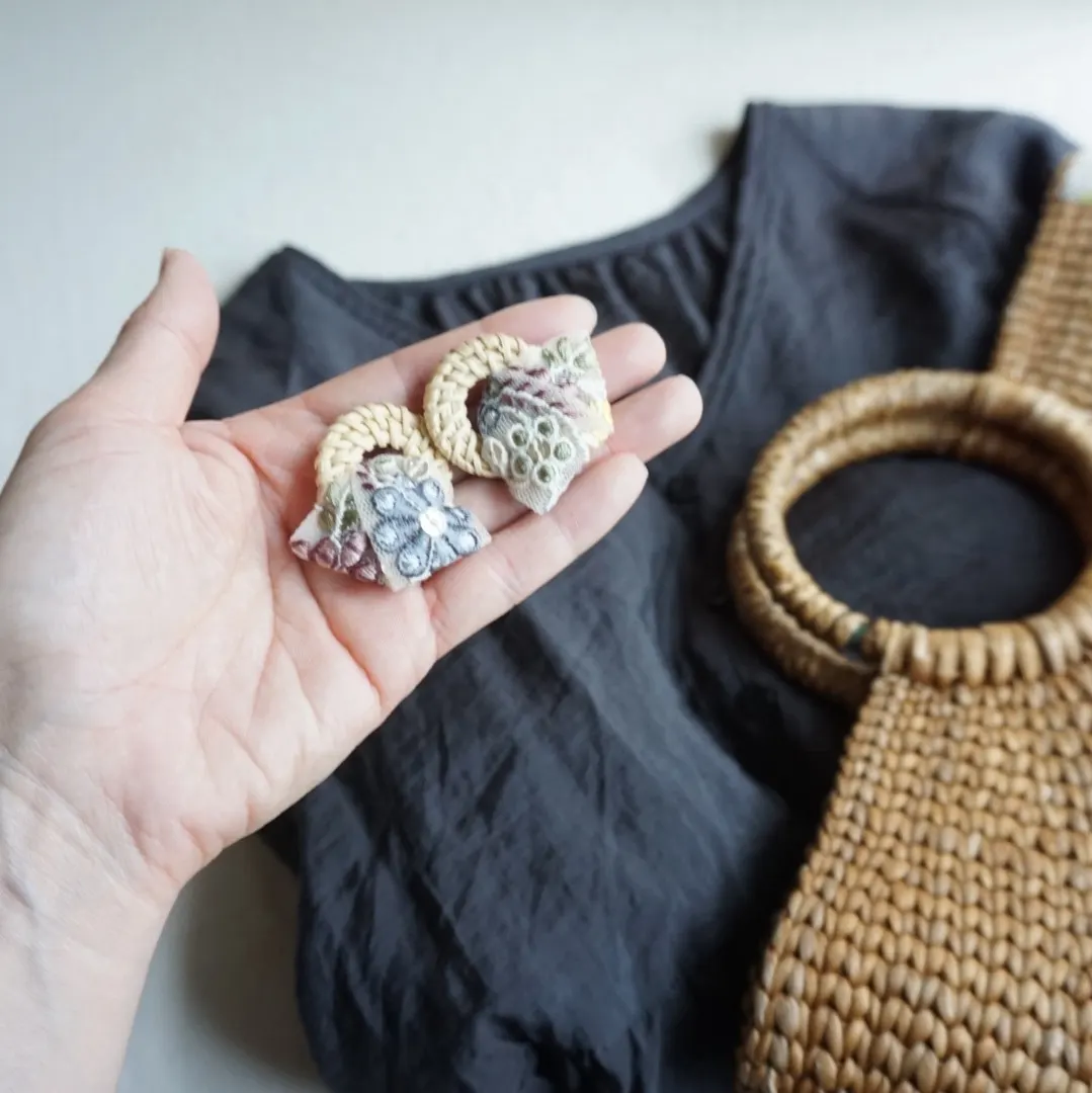 夏のおでかけ インド刺繍リボン （くすみカラー） × ラタン 大ぶり — 3枚目