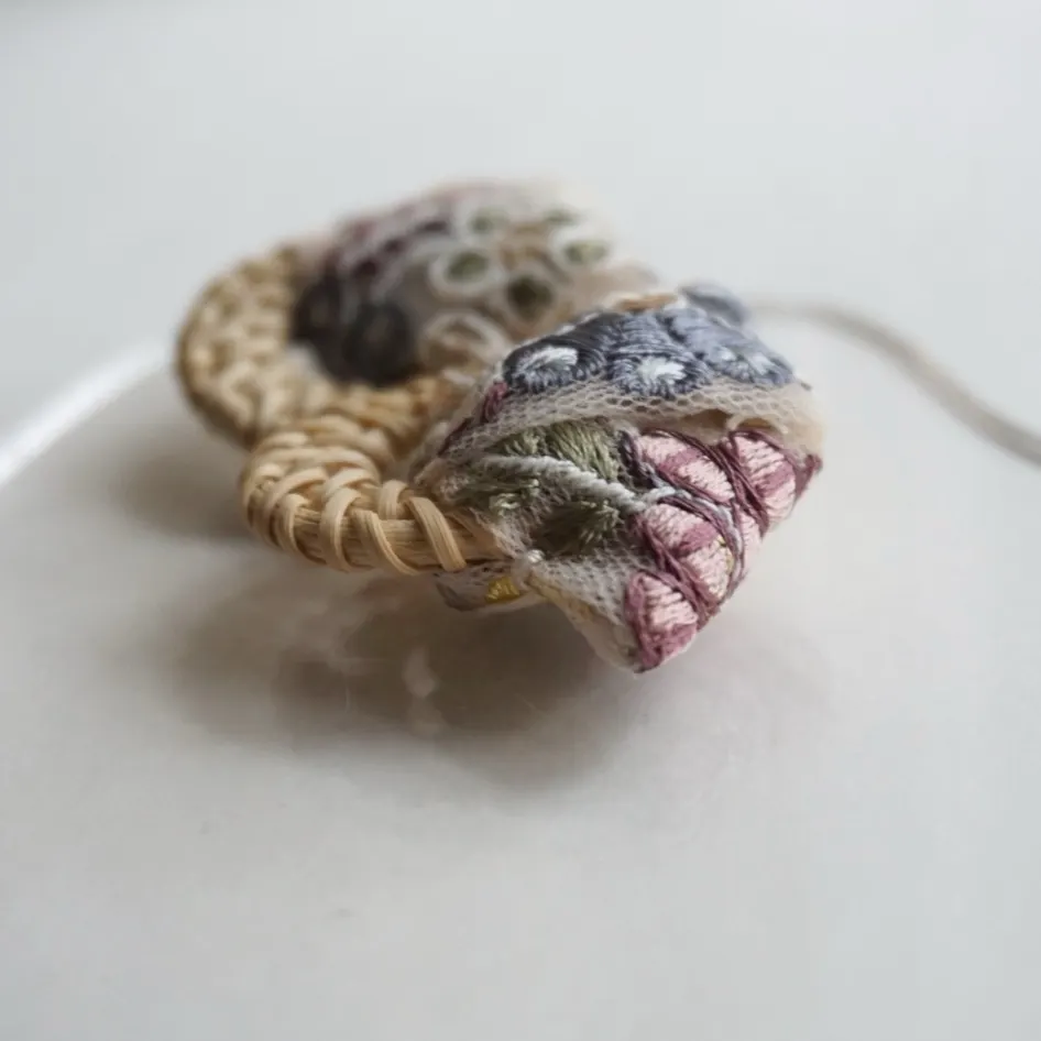 夏のおでかけ インド刺繍リボン （くすみカラー） × ラタン 大ぶり — 7枚目