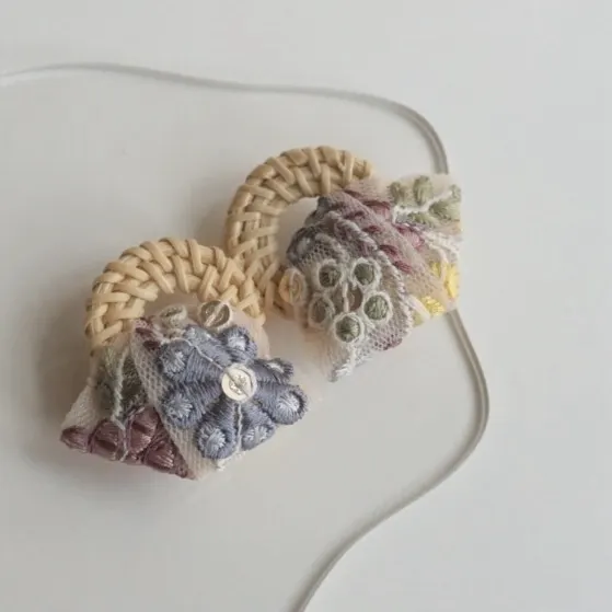 夏のおでかけ インド刺繍リボン （くすみカラー） × ラタン 大ぶり — 1枚目