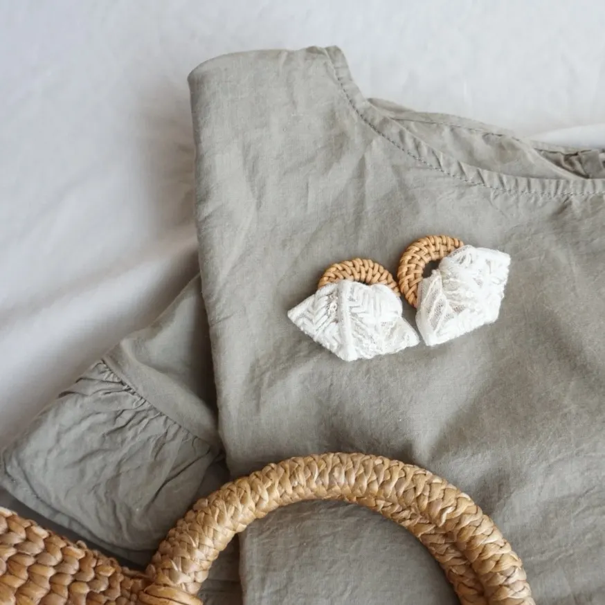 夏のおでかけ インド刺繍リボン （ホワイト） × ラタン 大ぶり — 3枚目