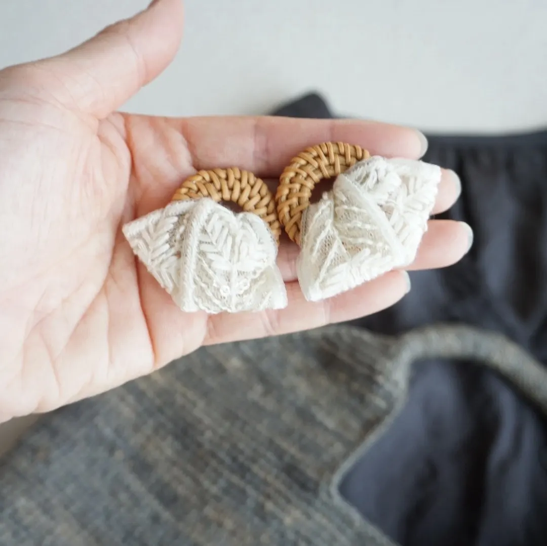 夏のおでかけ インド刺繍リボン （ホワイト） × ラタン 大ぶり — 4枚目