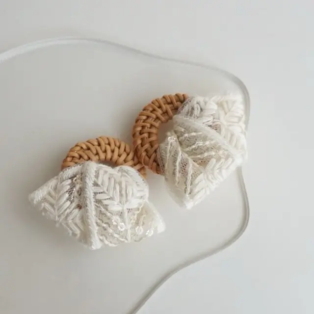 夏のおでかけ インド刺繍リボン （ホワイト） × ラタン 大ぶり