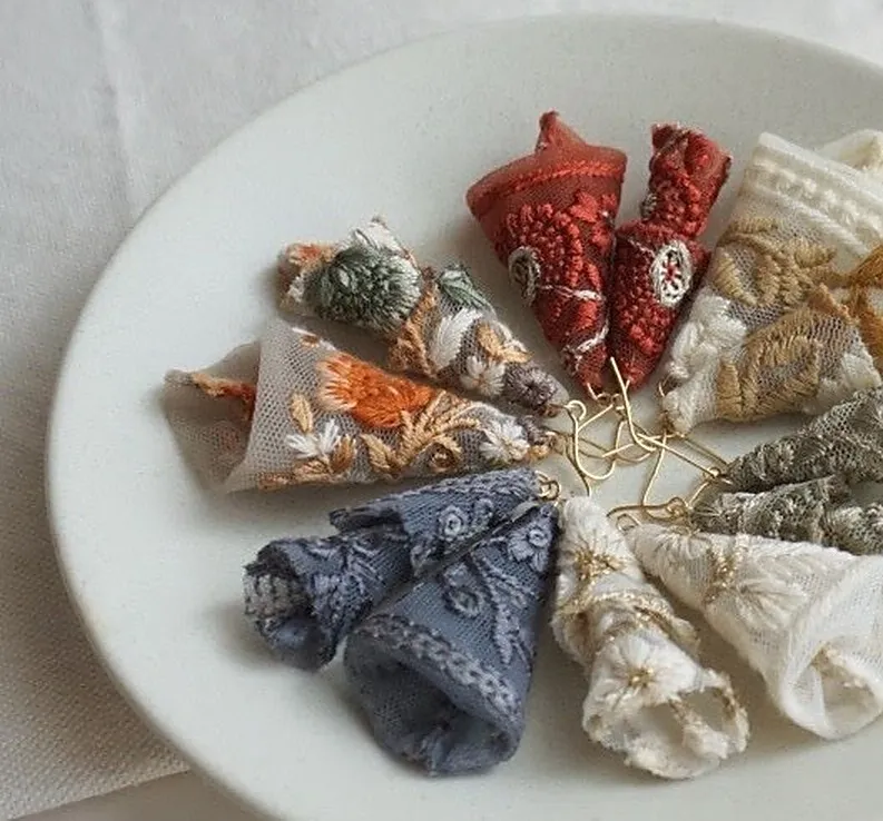 pita — インド刺繍リボンや引き揃え糸で仕立てた一点ものの耳飾りたち