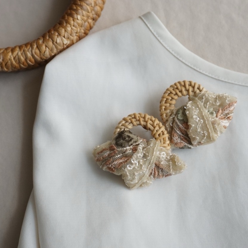 夏のおでかけ インド刺繍リボン（白緑）×ラタン 大ぶり — 5枚目