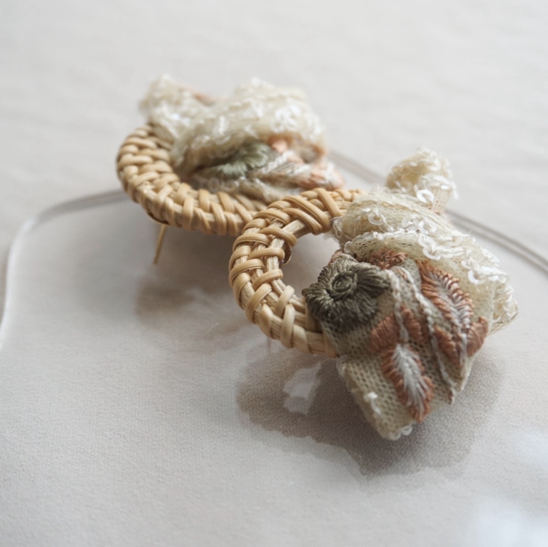 夏のおでかけ インド刺繍リボン（白緑）×ラタン 大ぶり — 6枚目