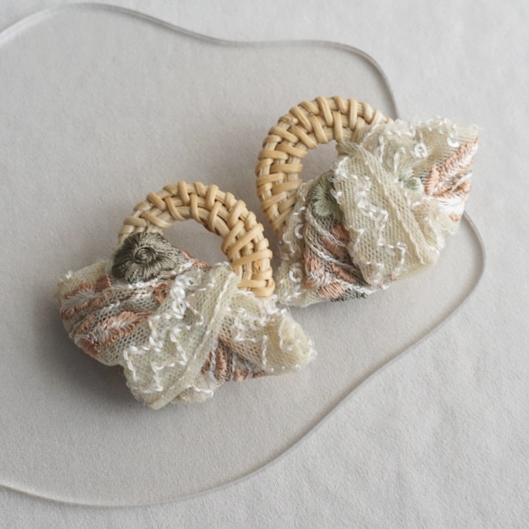 夏のおでかけ インド刺繍リボン（白緑）×ラタン 大ぶり