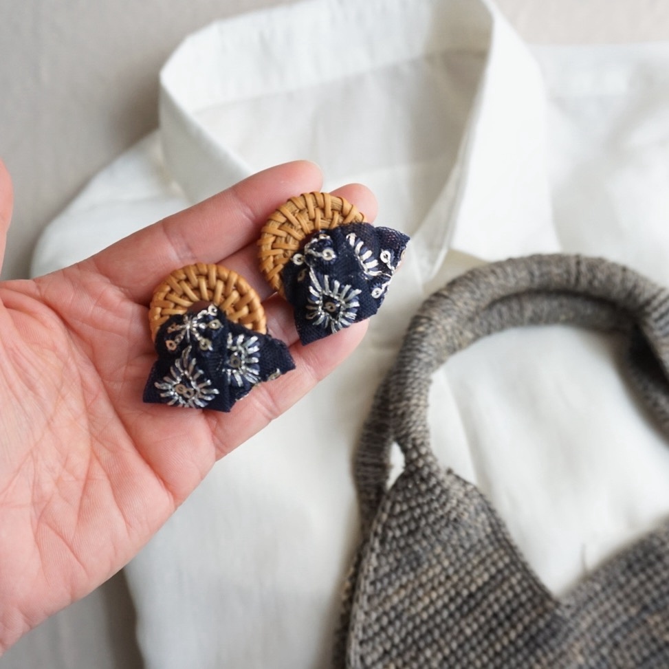 夏のおでかけ インド刺繍リボン（ネイビー）×ラタン 大ぶり — 3枚目