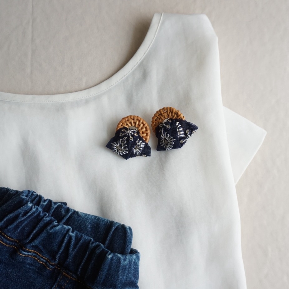 夏のおでかけ インド刺繍リボン（ネイビー）×ラタン 大ぶり — 4枚目