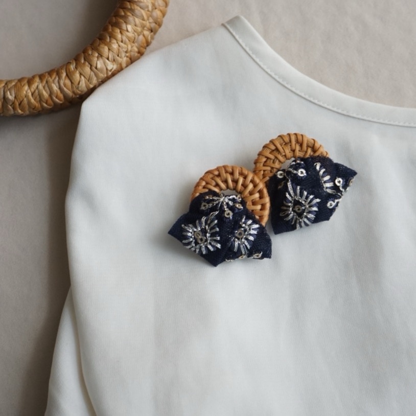 夏のおでかけ インド刺繍リボン（ネイビー）×ラタン 大ぶり — 5枚目