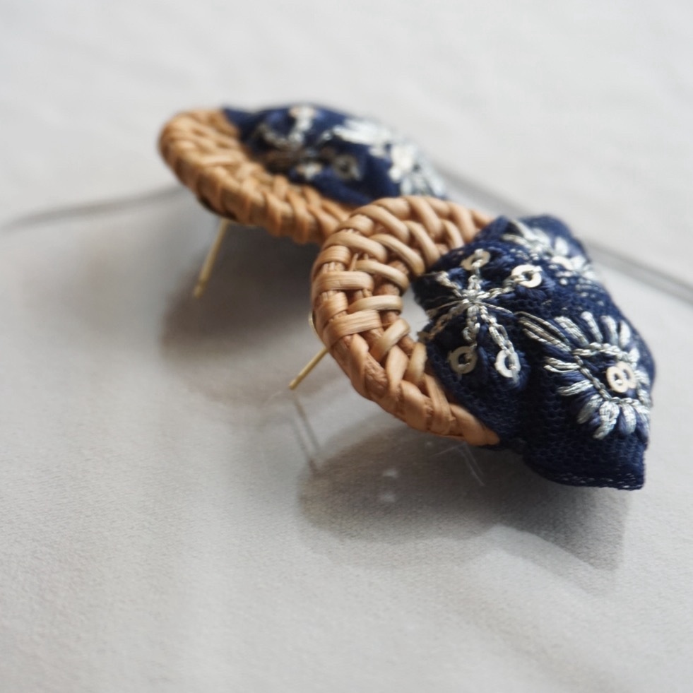 夏のおでかけ インド刺繍リボン（ネイビー）×ラタン 大ぶり — 6枚目