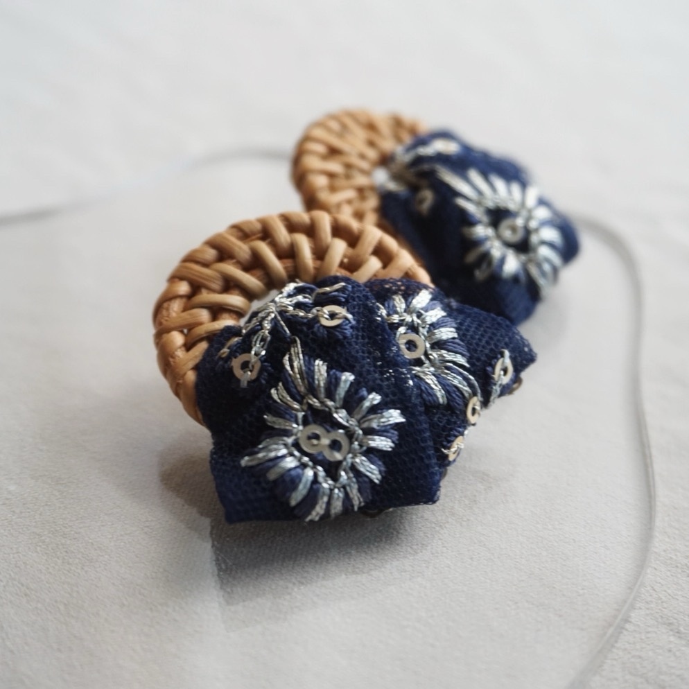 夏のおでかけ インド刺繍リボン（ネイビー）×ラタン 大ぶり — 7枚目