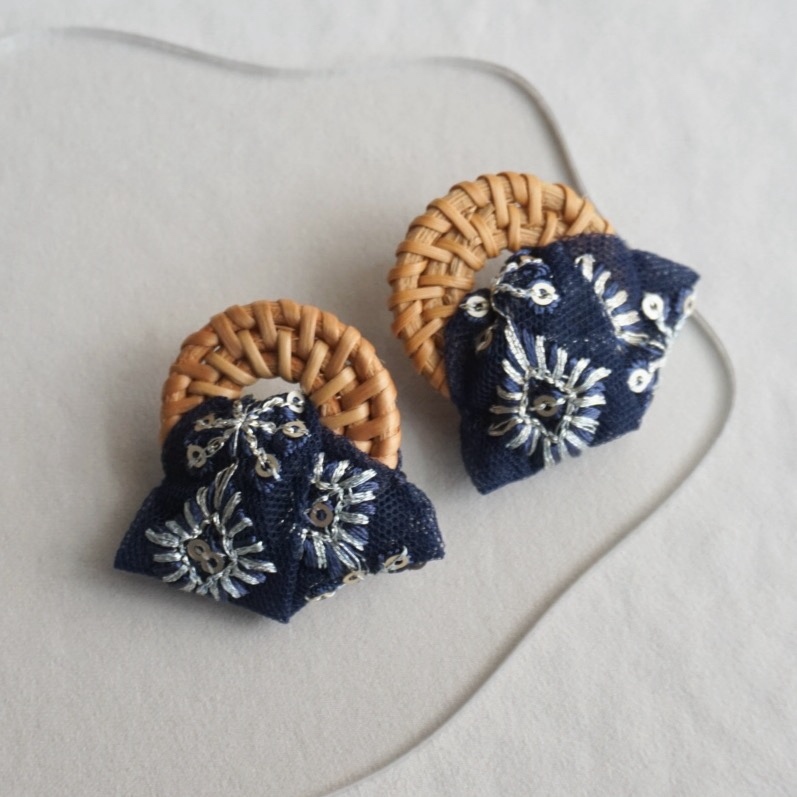 夏のおでかけ インド刺繍リボン（ネイビー）×ラタン 大ぶり