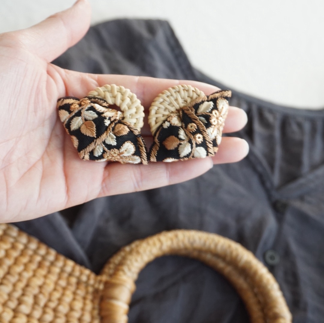 夏のおでかけ インド刺繍リボン（ブラック×ゴールド）×ラタン 大ぶり — 4枚目