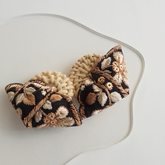 夏のおでかけ インド刺繍リボン（ブラック×ゴールド）×ラタン 大ぶり