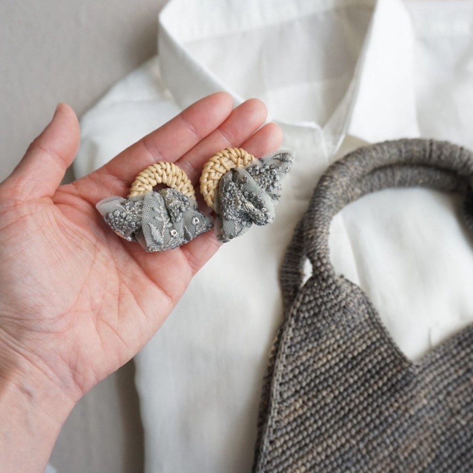 夏のおでかけ インド刺繍リボン（くすみグレー）×ラタン 大ぶり — 3枚目