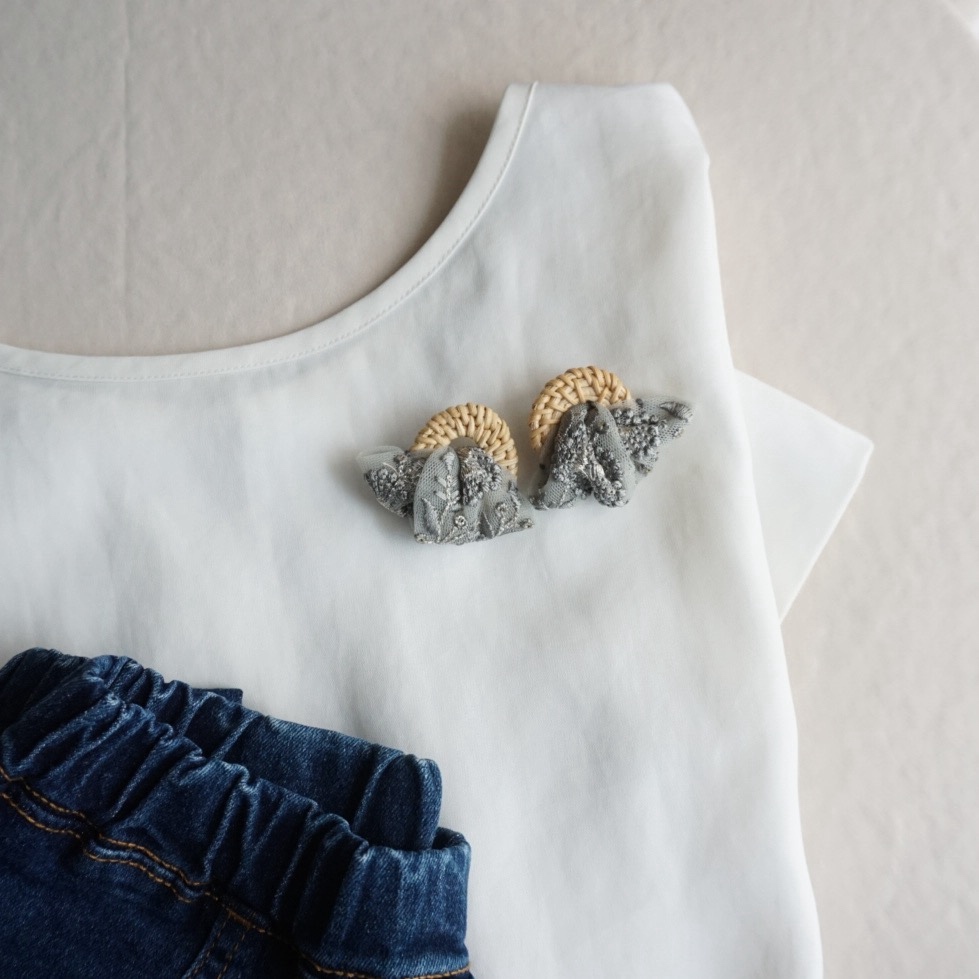 夏のおでかけ インド刺繍リボン（くすみグレー）×ラタン 大ぶり — 4枚目