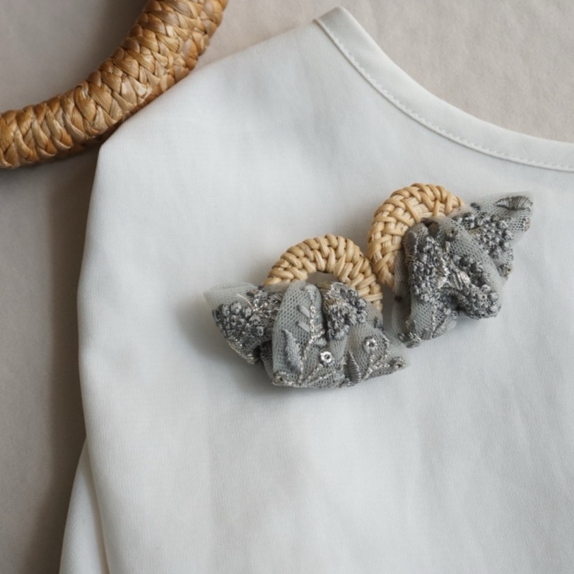 夏のおでかけ インド刺繍リボン（くすみグレー）×ラタン 大ぶり — 5枚目