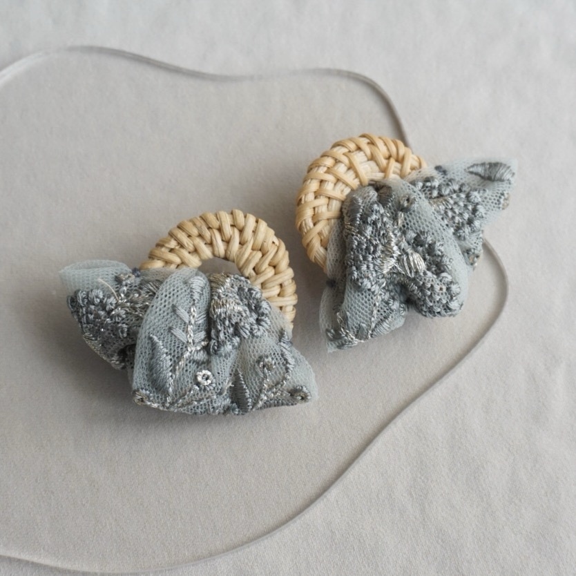夏のおでかけ インド刺繍リボン（くすみグレー）×ラタン 大ぶり