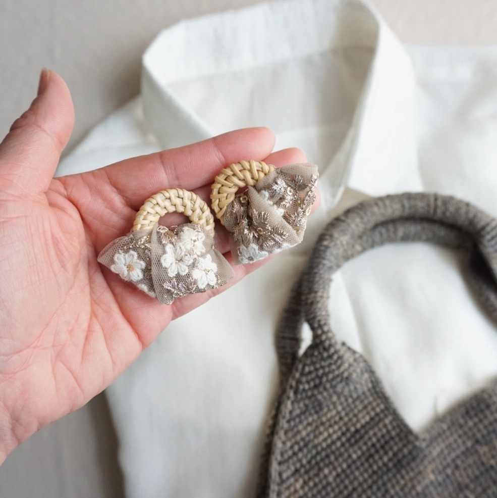 夏のおでかけ インド刺繍リボン（くすみピンクベージュ）×ラタン 大ぶり — 3枚目