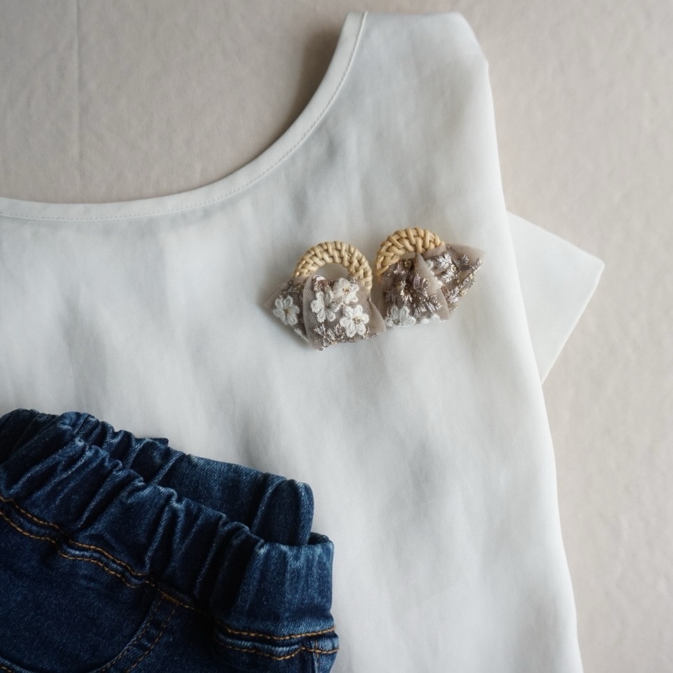 夏のおでかけ インド刺繍リボン（くすみピンクベージュ）×ラタン 大ぶり — 4枚目