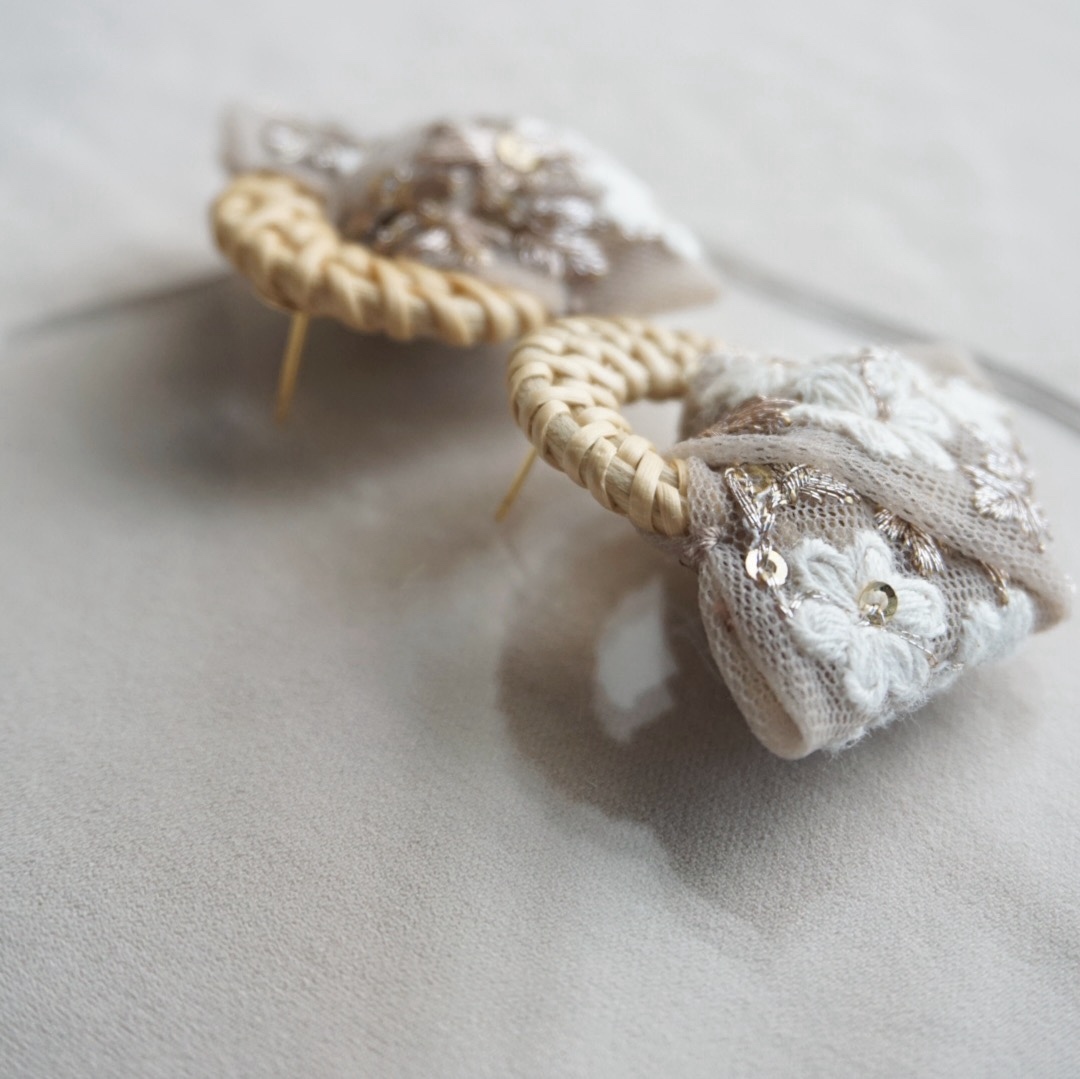 夏のおでかけ インド刺繍リボン（くすみピンクベージュ）×ラタン 大ぶり — 6枚目