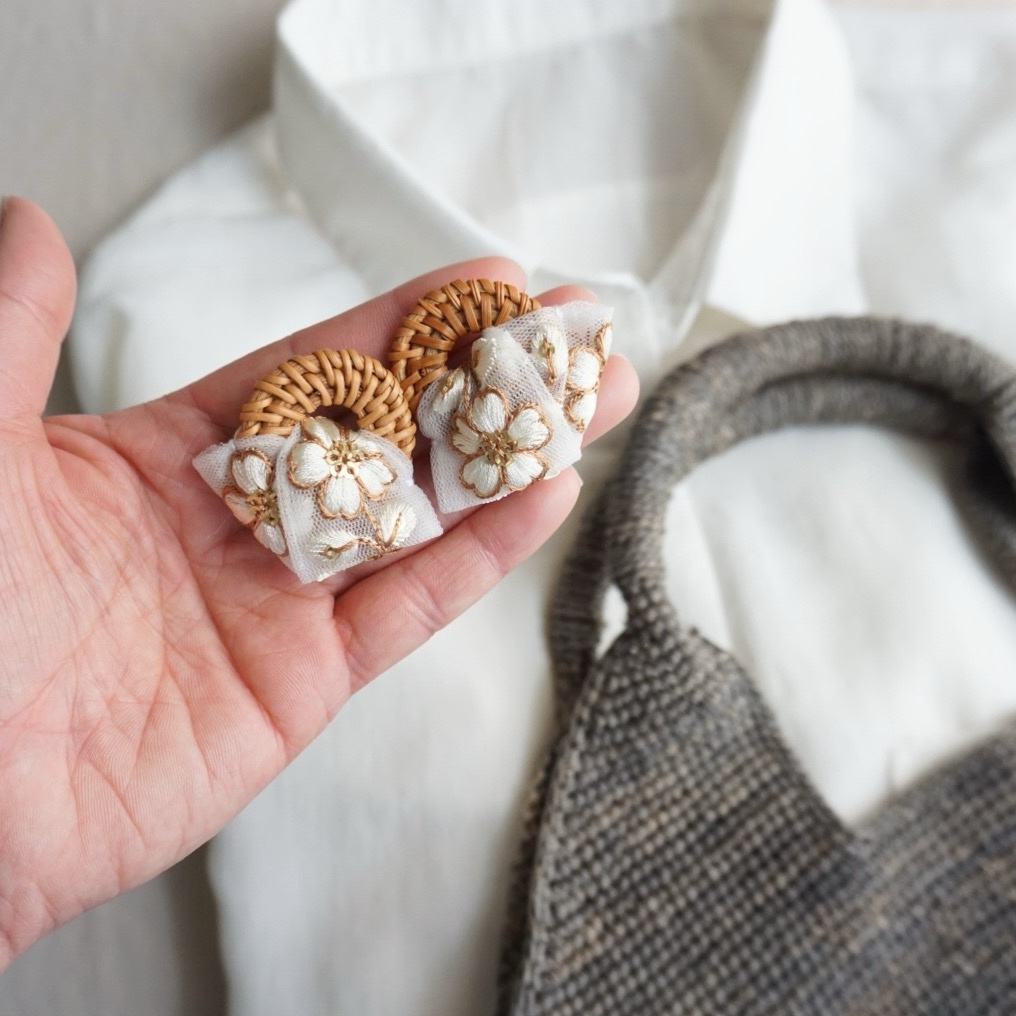 夏のおでかけ インド刺繍リボン（ホワイト&ブラウン）×ラタン 大ぶり — 3枚目