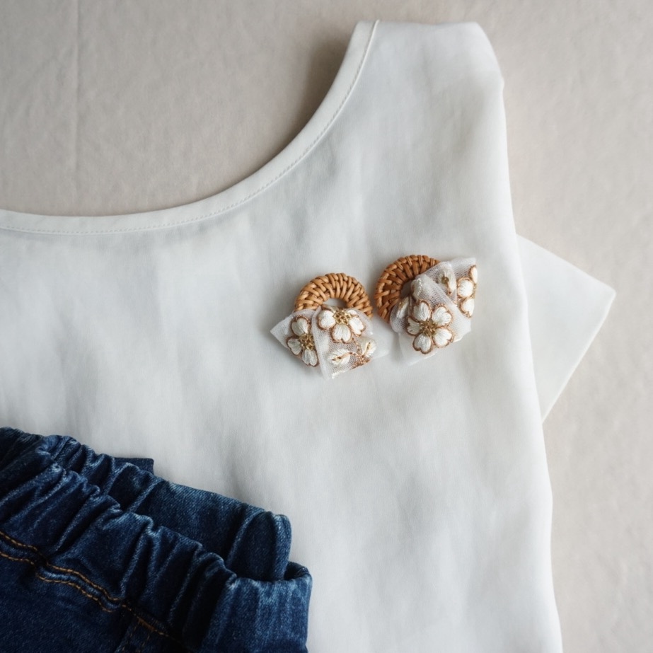 夏のおでかけ インド刺繍リボン（ホワイト&ブラウン）×ラタン 大ぶり — 4枚目