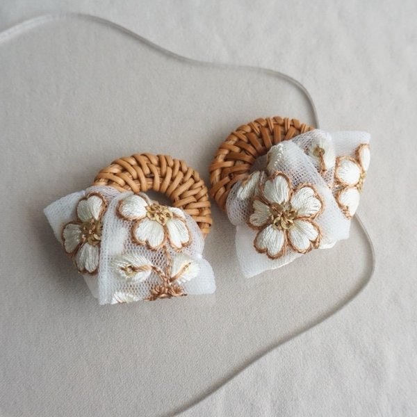 夏のおでかけ インド刺繍リボン（ホワイト&ブラウン）×ラタン 大ぶり