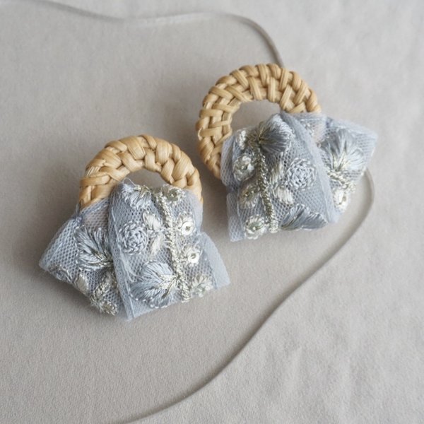 夏のおでかけ インド刺繍リボン（水色＋）×ラタン 大ぶり