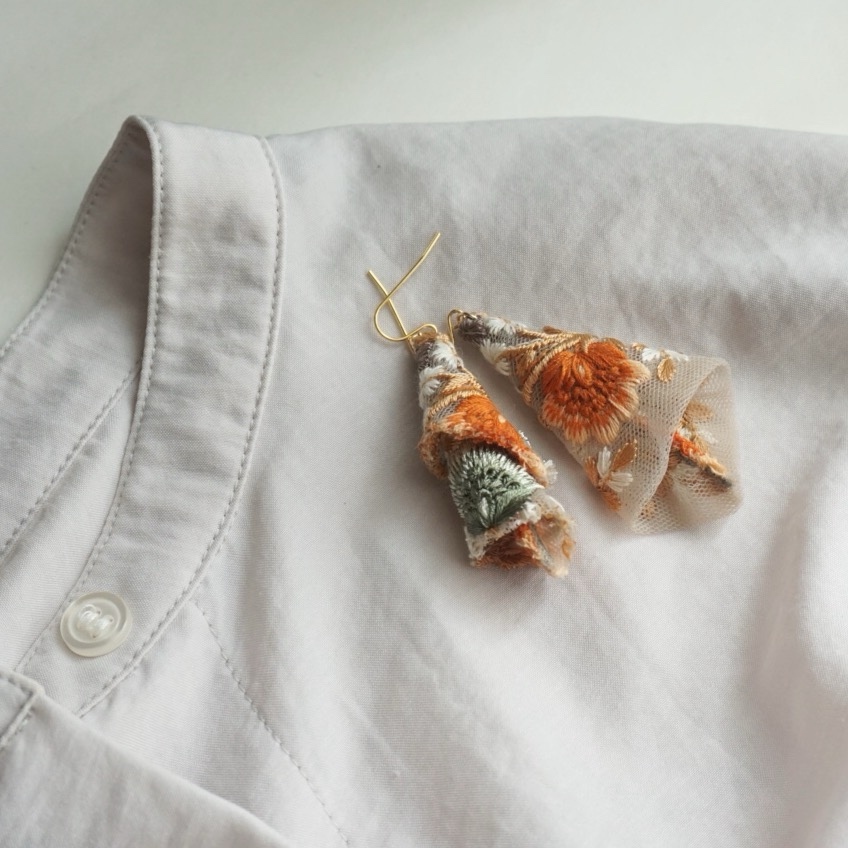 アシメトリー インド刺繍リボン× くすみオレンジ 大ぶり — 4枚目