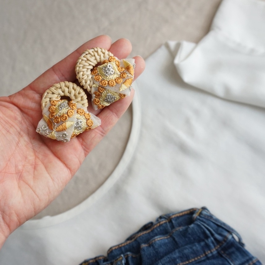 夏のおでかけ インド刺繍リボン （ひまわり） × ラタン 大ぶり — 3枚目