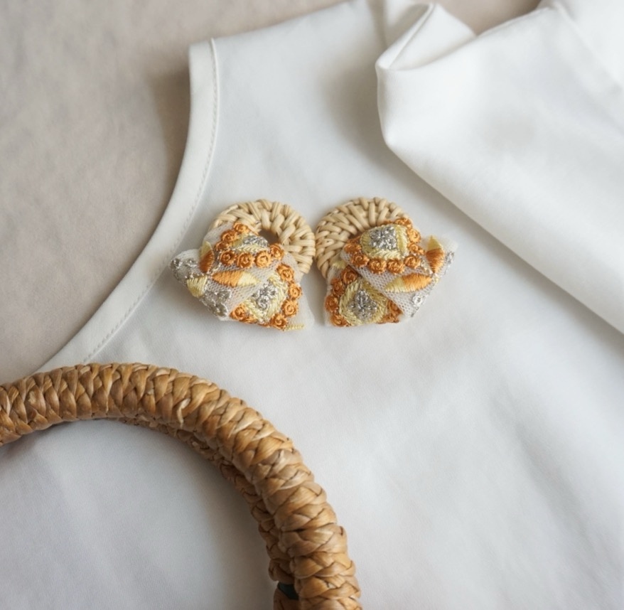 夏のおでかけ インド刺繍リボン （ひまわり） × ラタン 大ぶり — 5枚目