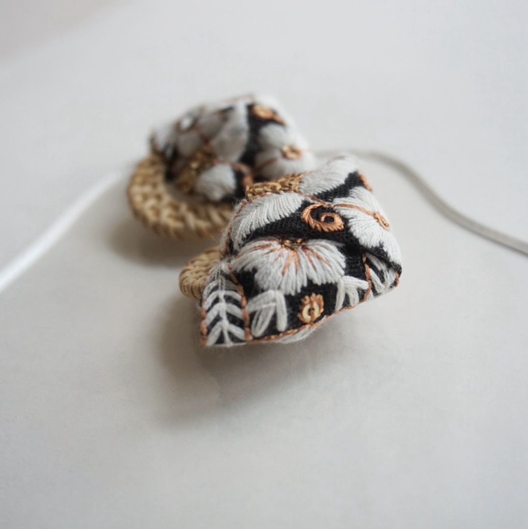 夏のおでかけ インド刺繍リボン （ブラック） × ラタン 大ぶり — 5枚目