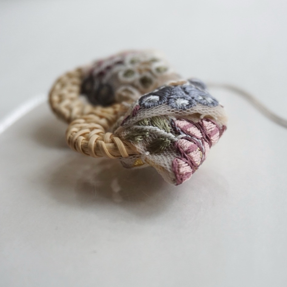 夏のおでかけ インド刺繍リボン （くすみカラー） × ラタン 大ぶり — 7枚目